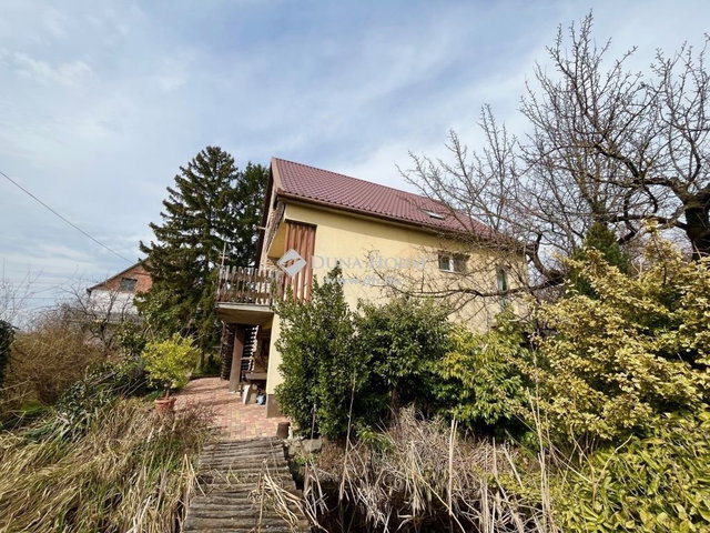 Eladó családi ház, Dunaújvárosban 89.9 M Ft, 5 szobás