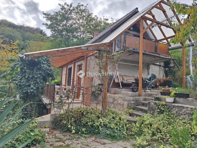Eladó nyaraló, Neszmélyen 36.9 M Ft, 3 szobás