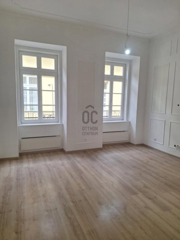 Eladó téglalakás, Budapesten, V. kerületben, Sas utcában