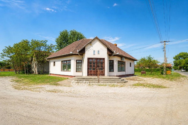 Eladó üzlethelyiség, Szalkszentmártonon 35.9 M Ft