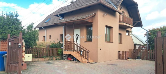 Eladó családi ház, Balatonalmádiban 218 M Ft, 7 szobás