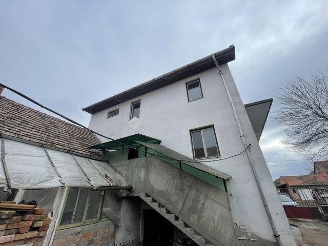 Eladó családi ház, Szegeden 89.95 M Ft, 9 szobás