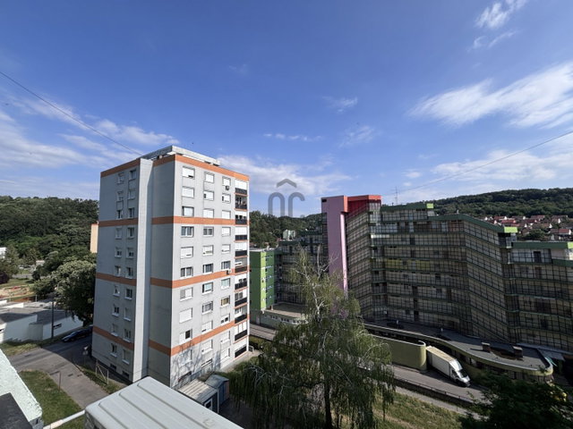Eladó panellakás, Komlón 35.9 M Ft, 3 szobás