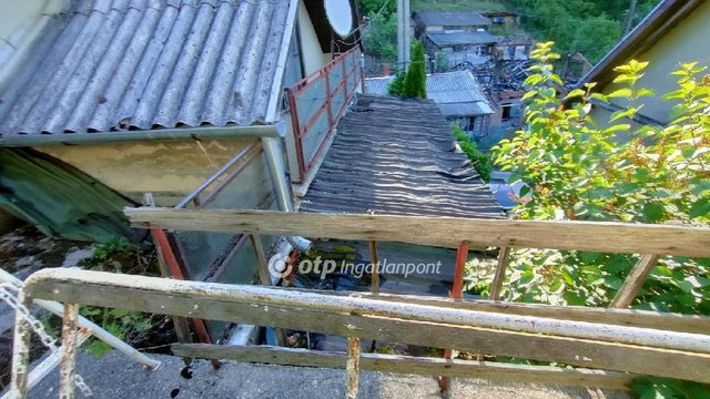 Eladó családi ház, Pécsett 30 M Ft, 1+3 szobás