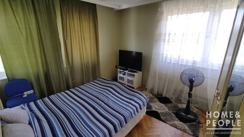 6 bed · 325m² · 180.000.000 ft