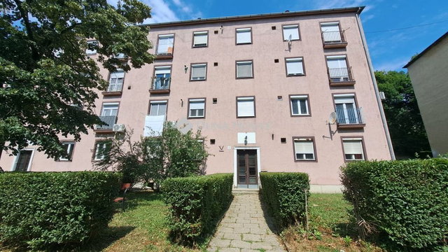 Eladó téglalakás, Komlón 29.9 M Ft, 2 szobás