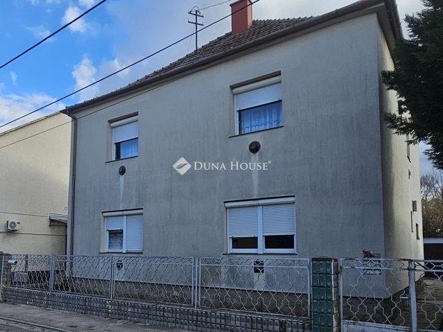 Eladó családi ház, Pécsett 85 M Ft, 7 szobás