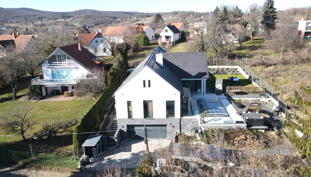 Eladó családi ház, Ábrahámhegyen 298 M Ft, 5+1 szobás