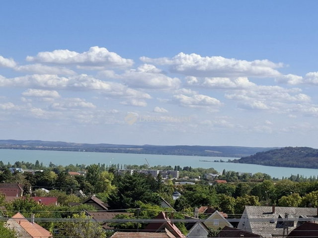 Eladó családi ház, Balatonfüreden 490 M Ft, 9 szobás