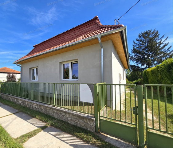 Eladó családi ház, Ácson 79.9 M Ft, 4 szobás
