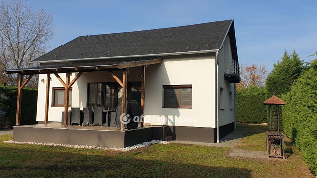 Eladó családi ház, Balatonföldváron 188 M Ft, 6+1 szobás