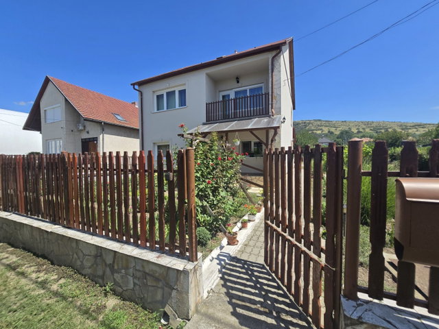 Eladó családi ház, Apcon 85 M Ft, 5 szobás
