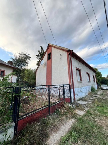 Eladó családi ház, Komlón, Fő utcában 5.99 M Ft, 3 szobás