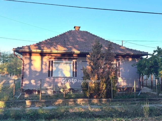 Eladó családi ház, Tiszacsegén 23 M Ft, 3 szobás