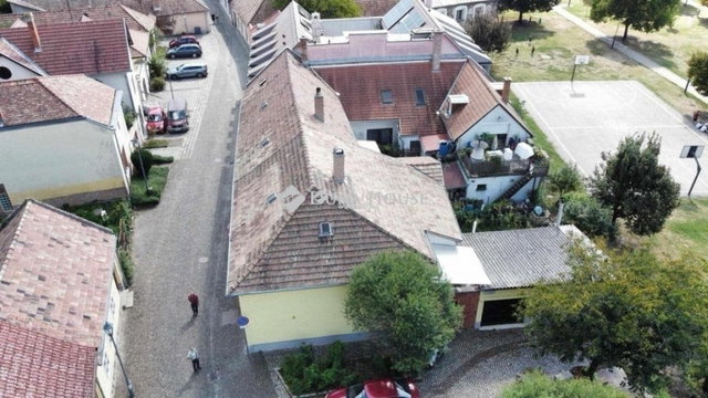 Eladó családi ház, Esztergomban 198.499 M Ft, 8 szobás