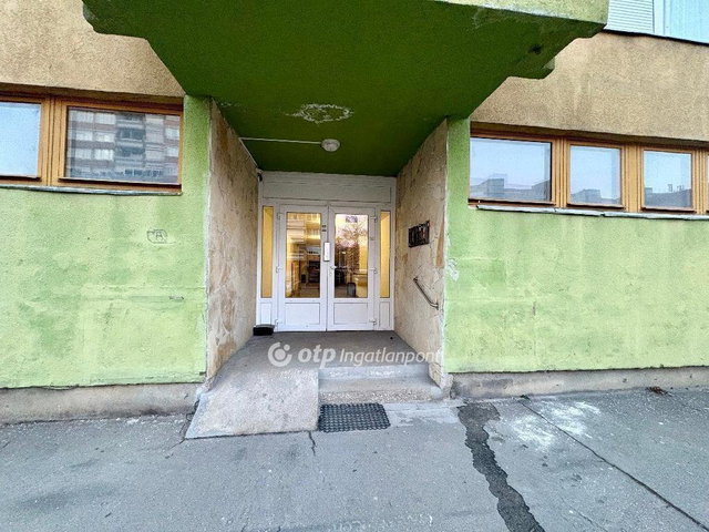 Eladó panellakás, Egerben 56 M Ft, 3 szobás