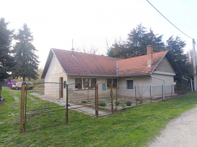 Eladó családi ház, Siklóson 25 M Ft, 3 szobás