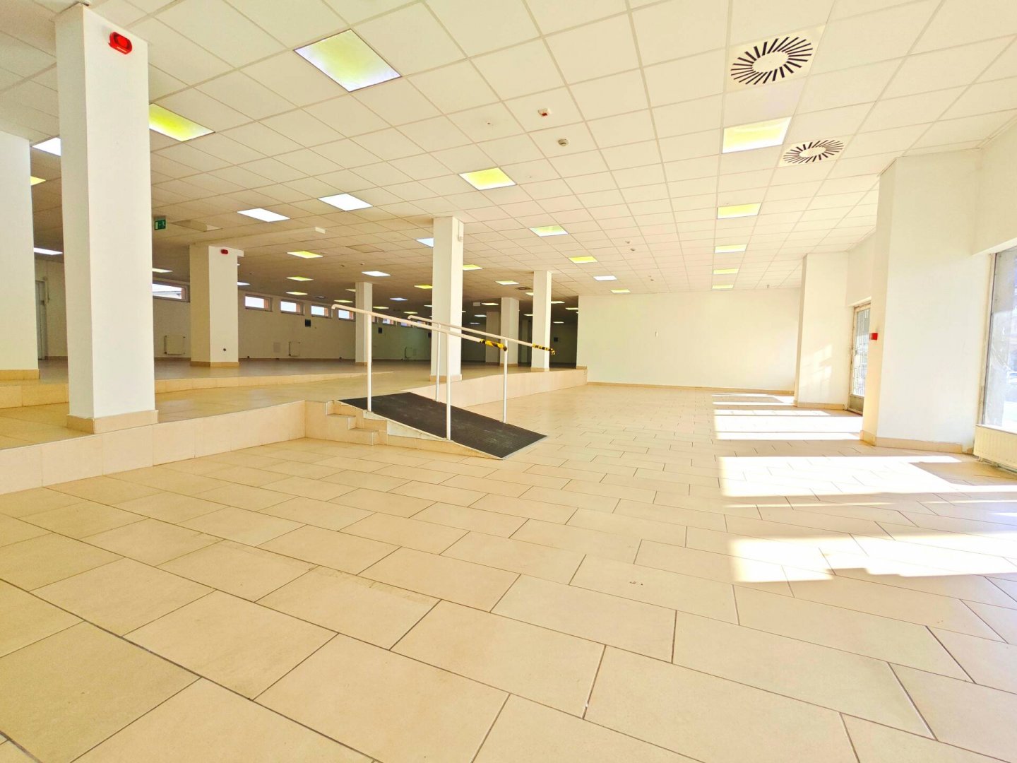 Üzlethelyiség · 480 m² · 1.100.000 Ft