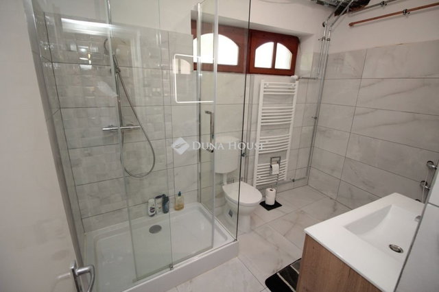 Eladó családi ház, Abádszalókban 75 M Ft, 9 szobás