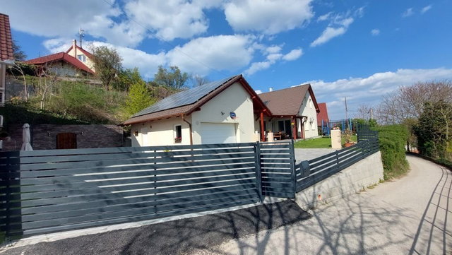 Eladó családi ház, Százhalombattán 182 M Ft, 5+1 szobás