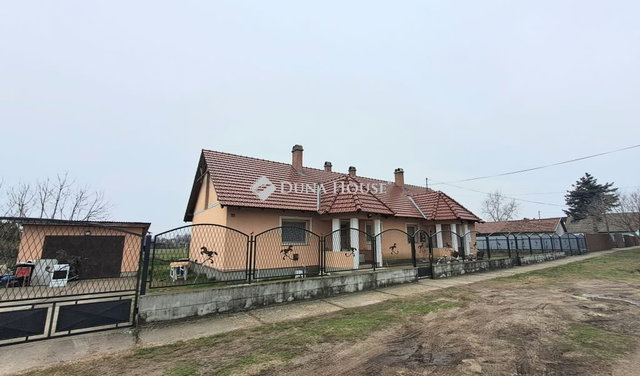 Eladó ikerház, Törtelen, Fűzfa úton 55 M Ft, 4 szobás