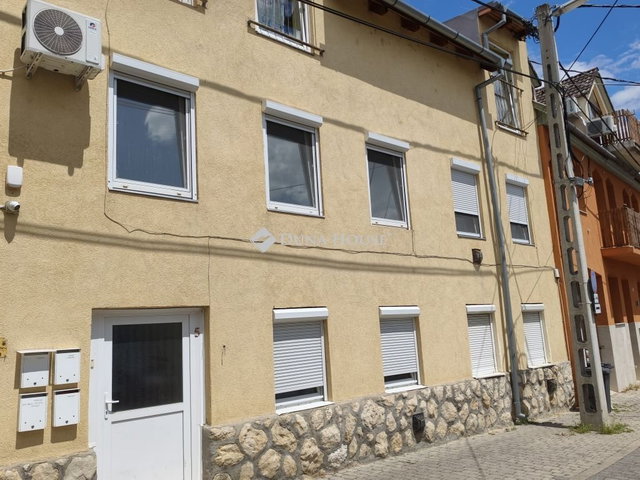 Eladó téglalakás, Pécsett 75 M Ft, 4 szobás