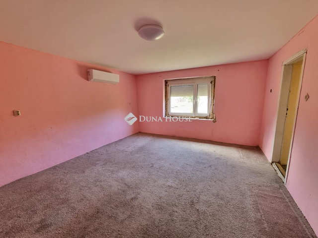 Eladó családi ház, Császáron 33.9 M Ft, 2 szobás