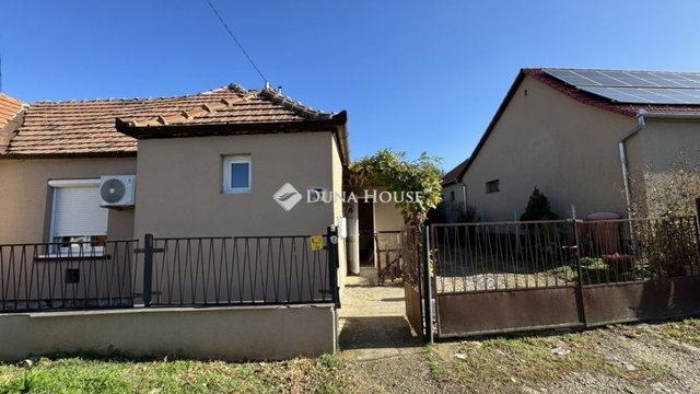 Eladó családi ház, Pécsett 36.9 M Ft, 3 szobás