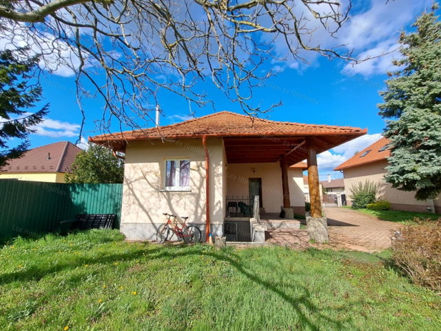 Eladó családi ház, Komáromban 89 M Ft, 3 szobás