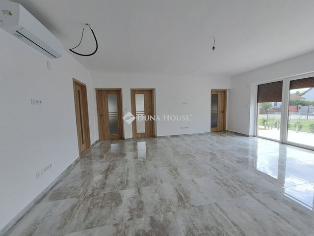 Eladó családi ház, Pécsett, Fenyer dűlőn 115.99 M Ft, 3 szobás
