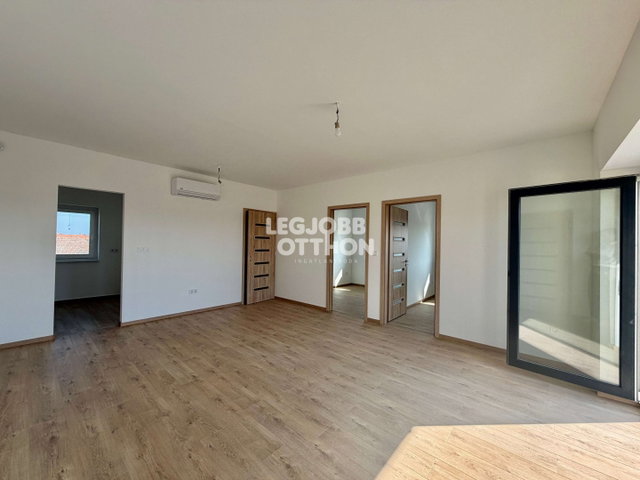 Eladó téglalakás, Cegléden 65 M Ft, 1+3 szobás
