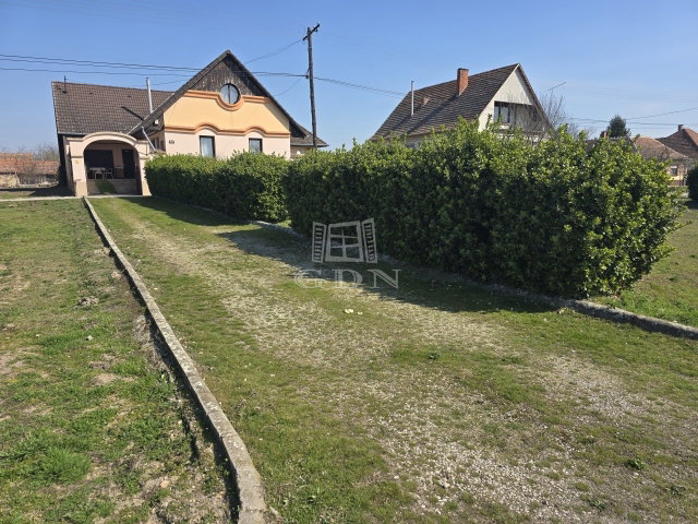 Eladó családi ház, Madarason 33 M Ft, 5 szobás