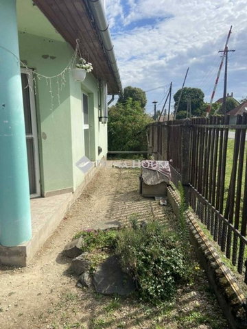 Eladó családi ház, Decsen 26.5 M Ft, 2 szobás