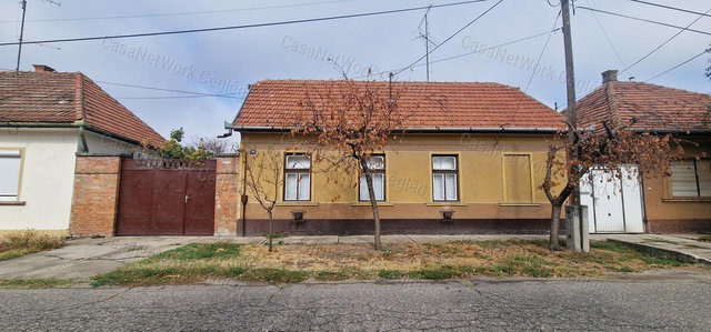 Eladó családi ház, Cegléden 38 M Ft, 2 szobás