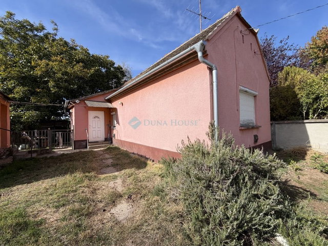 Eladó családi ház, Győrött 32.9 M Ft, 1 szobás