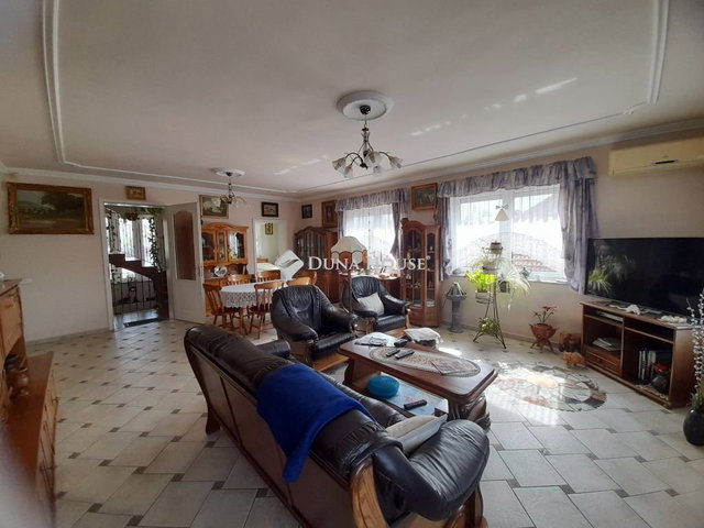 Eladó családi ház, Veresegyházon 220 M Ft, 6 szobás