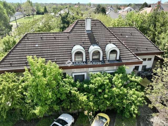 Eladó családi ház, Kunszentmiklóson 165 M Ft, 11 szobás