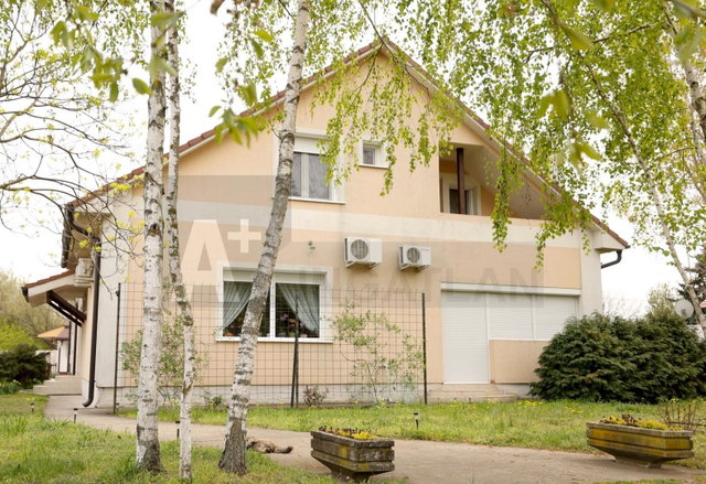 Eladó hotel, Szatymazon 219.5 M Ft, 8 szobás