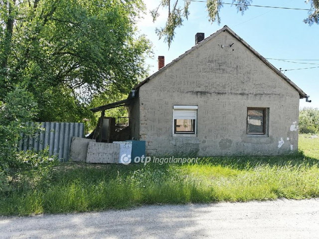 Eladó családi ház, Cegléden 28 M Ft, 2 szobás