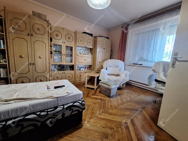 Eladó családi ház, Ajkán 32 M Ft, 3 szobás