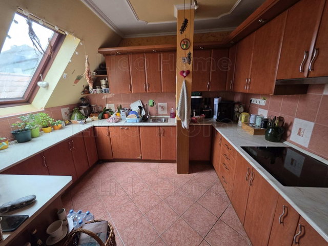 Eladó családi ház, Balatonbogláron 129.9 M Ft, 11 szobás