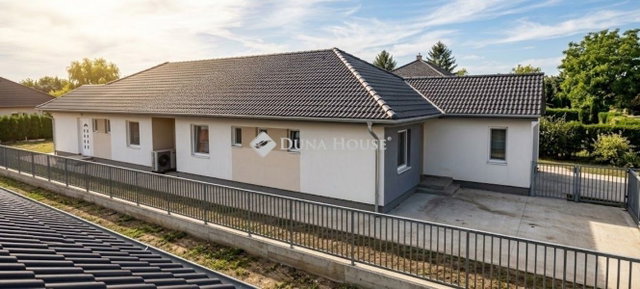 Eladó ikerház, Kiskunlacházán 75 M Ft, 4 szobás