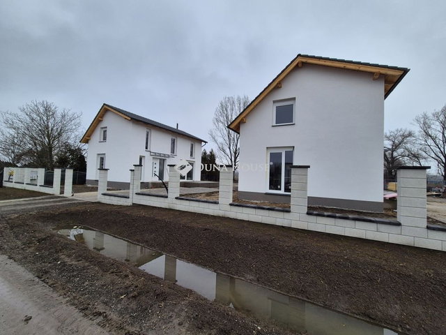 Eladó családi ház, Sződön, Csörögi úton 116.9 M Ft, 5 szobás