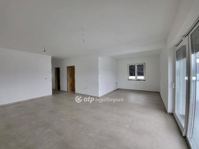Eladó téglalakás, Siófokon 99.99 M Ft, 3 szobás