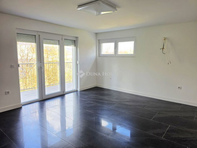 Kiadó téglalakás, albérlet, Pécsett 250 E Ft / hó, 3 szobás