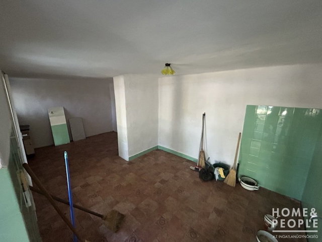 Eladó családi ház, Zsanán 21.99 M Ft, 2 szobás