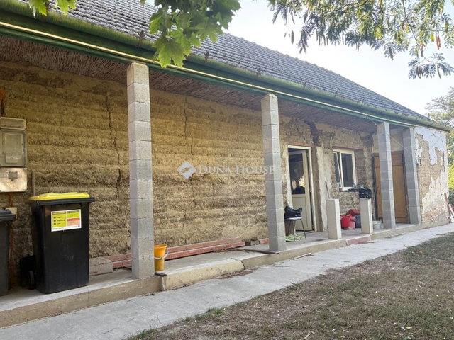 Eladó családi ház, Enyingen 16 M Ft, 2 szobás