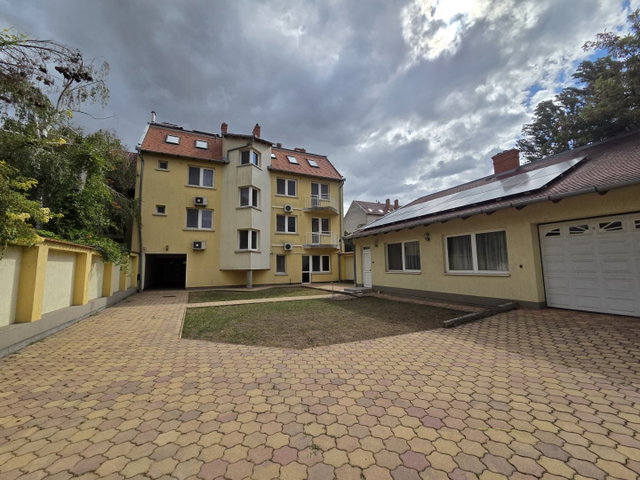 Eladó téglalakás, Szegeden, Ősz utcában 550 M Ft, 12 szobás