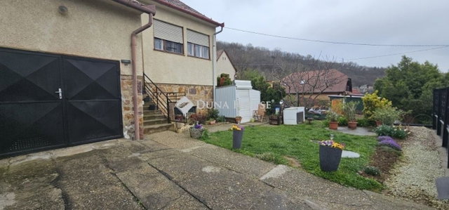 Eladó családi ház, Pécsett 64.99 M Ft, 3 szobás