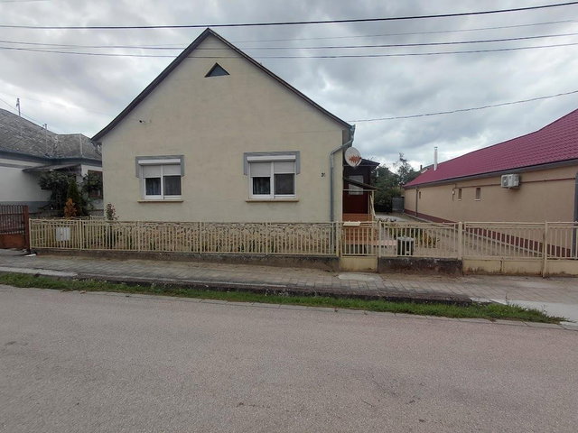 Eladó családi ház, Súron 47.5 M Ft, 2 szobás